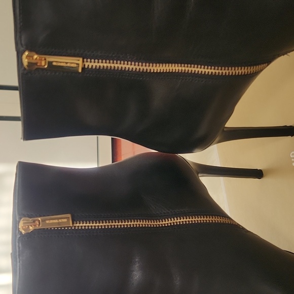 Michael Kors Leona Black Leather Bootie US size 8M used in great condition - Picture 16 of 17